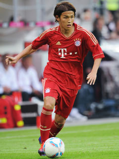 ����A�F������ɏ��W���� �T�b�J�[�̓��{��\